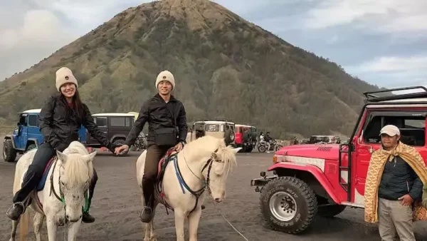 tourists horse rider on mount Bbromo national park indonesia
